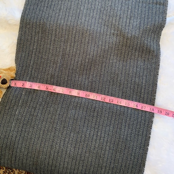 J. CREW Unisex 100% Acrylic heavier scarf NWT in gray herringbone print - Picture 5 of 8